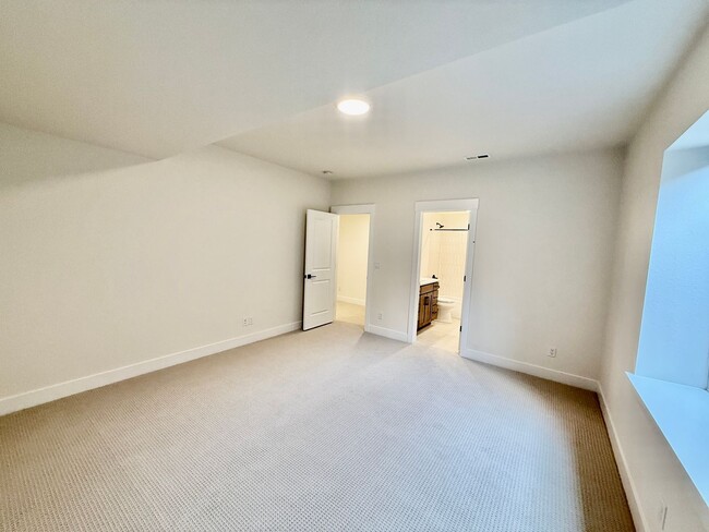 Building Photo - Luxury Living in Kissing Camels – 4 Bed | ...