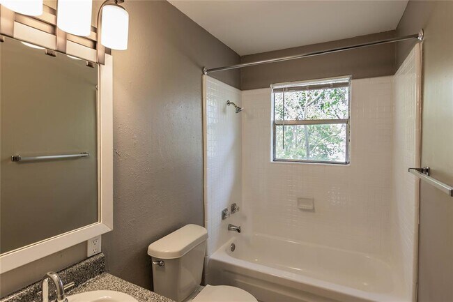 Building Photo - 207 N Cougar Ave