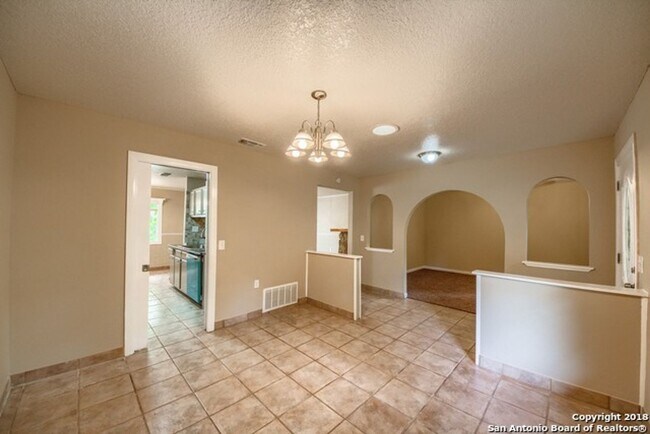 Building Photo - NE San Antonio 3 bedroom home in establish...