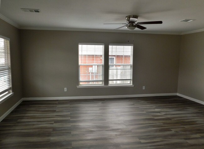 Building Photo - Room For Rent