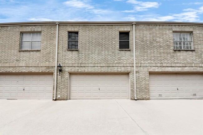 Building Photo - 3800 Tanglewilde St