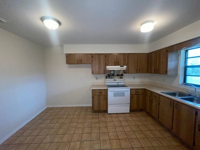 Building Photo - 2/1 FOR RENT in Ft. Pierce - Middle Unit - Triplex