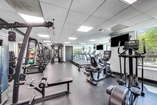 Building Photo - 400 N La Salle Dr
