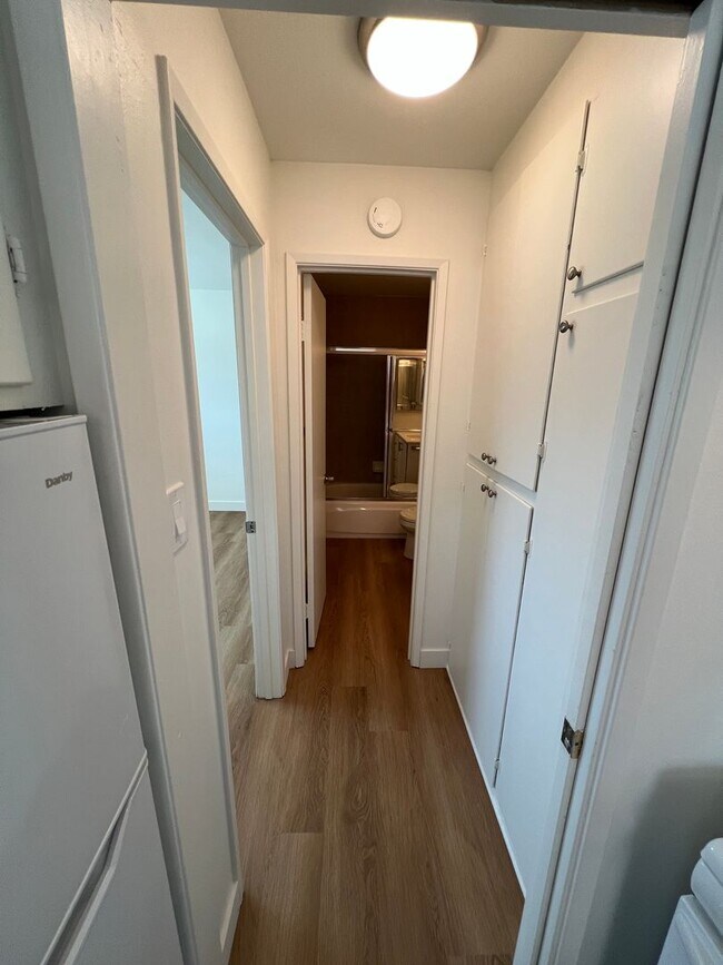 Building Photo - Charming One Bedroom Unit.