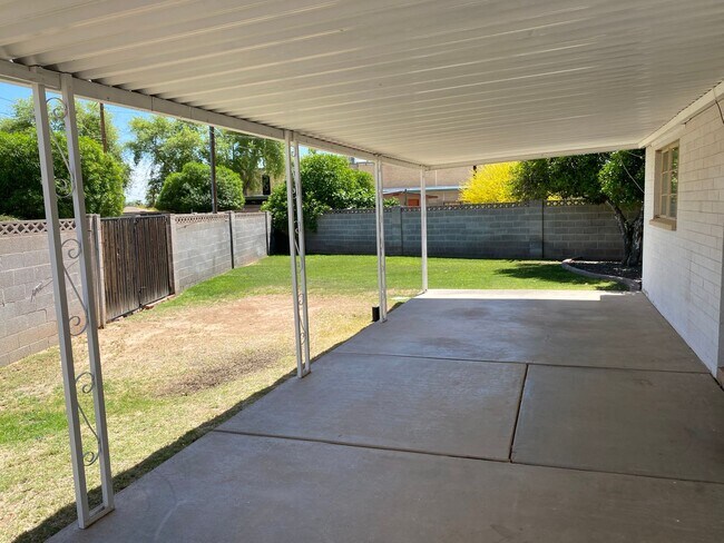 Building Photo - Scottsdale 4 Bed. 1.75 Bath located In Tow...
