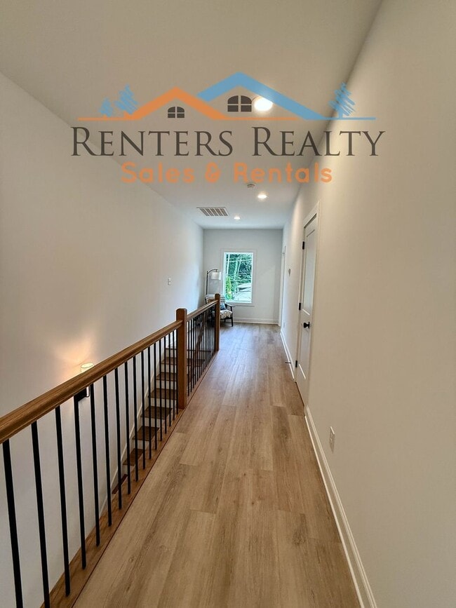 Building Photo - Stunning 2 Bedroom with Courtyard