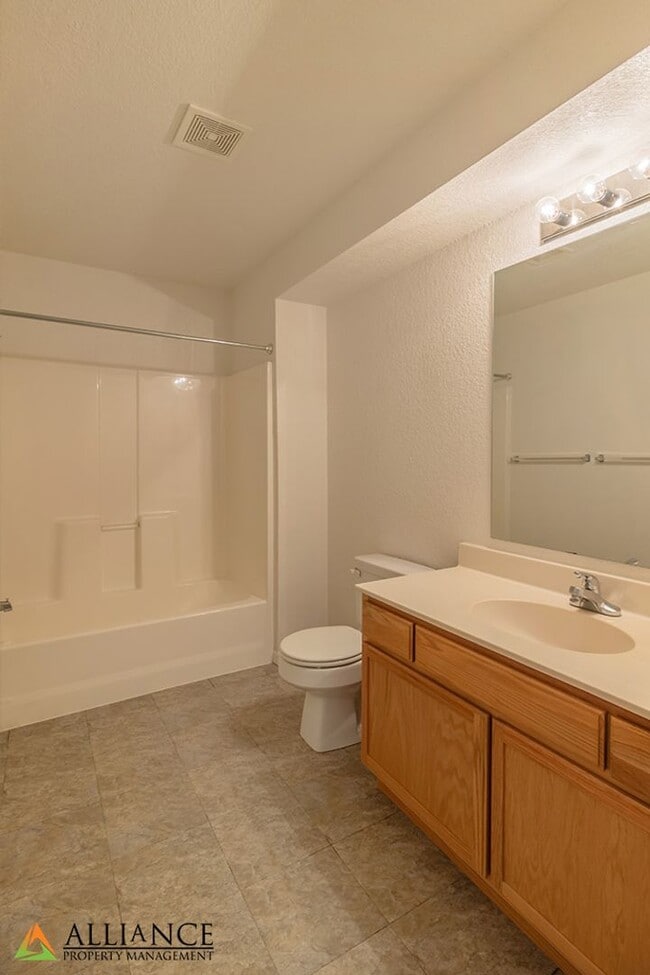 Building Photo - Balcony & Walkout Basement!