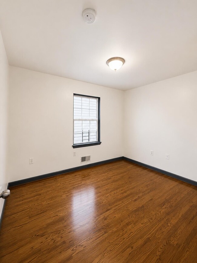 Building Photo - 28 4th St