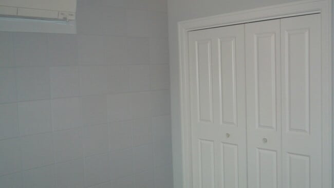 Building Photo - 850 N State St