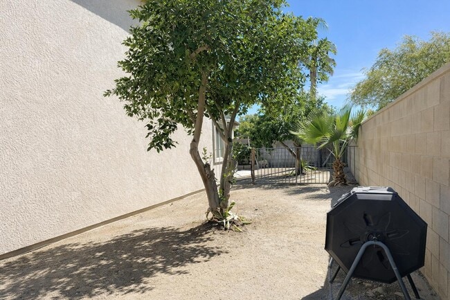 Building Photo - 78715 Naples Dr