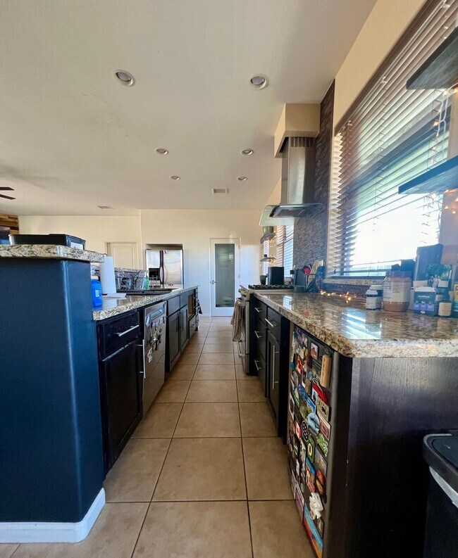 Building Photo - Charming , Single story 3 Bedroom , 2 Bath Home!