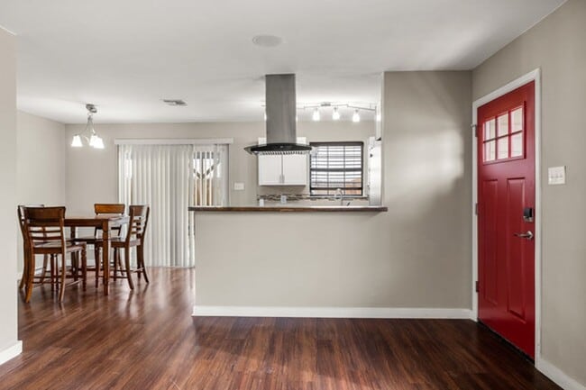 Building Photo - Beautiful home located in the heart of downtown!