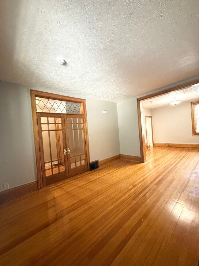 Building Photo - Spacious Two Bedroom Villa!