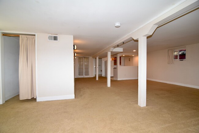 Building Photo - Large studio! Laundry room on site! Coming...