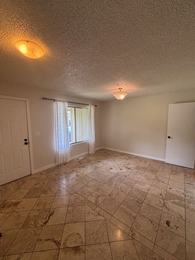Building Photo - 3 bedroom 2 bathroom Single Family Home with A/C in Santa Rosa's Larkfield Area