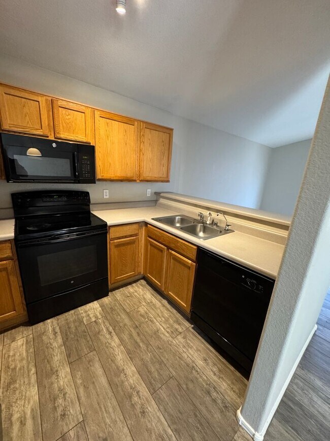 Building Photo - Beautiful 2 Bedroom 2 bath single level fo...
