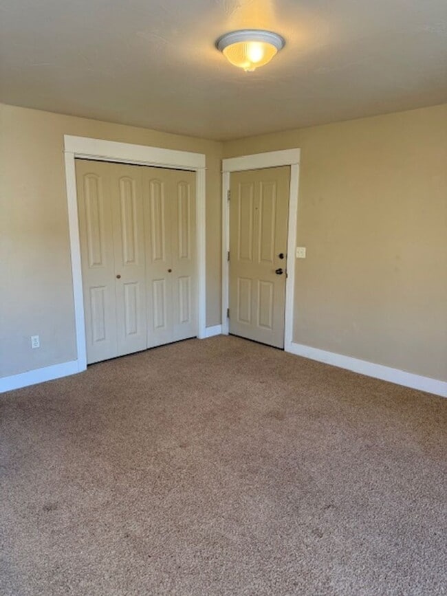Building Photo - 2 Bedroom 1 Bathroom Apartment  NEW PRICE UPDATE