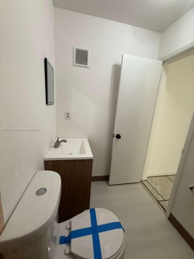 Building Photo - 6200 NW 26th Ct