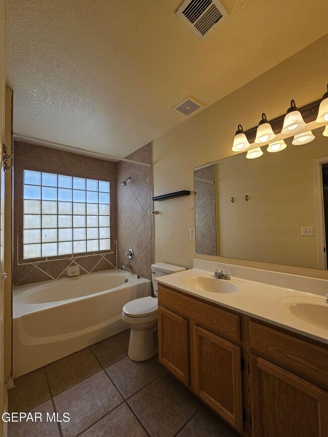 Building Photo - 10909 Northview Dr