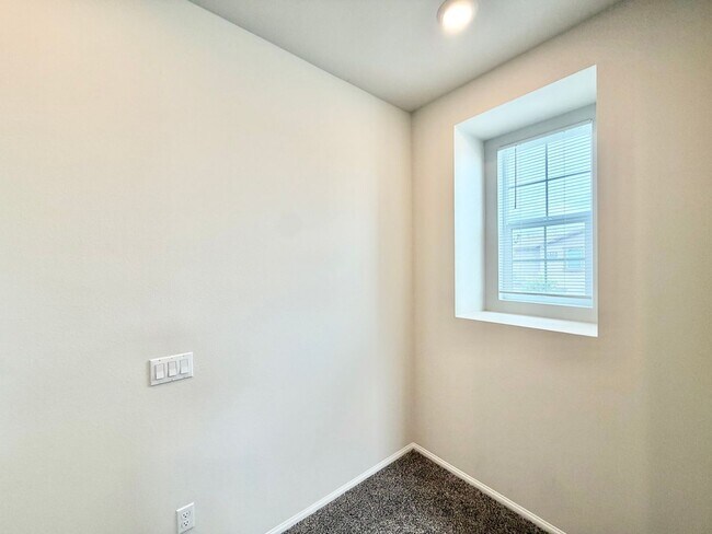 Building Photo - 3 bedroom Solar Home in Heirloom Farms for LEASE!