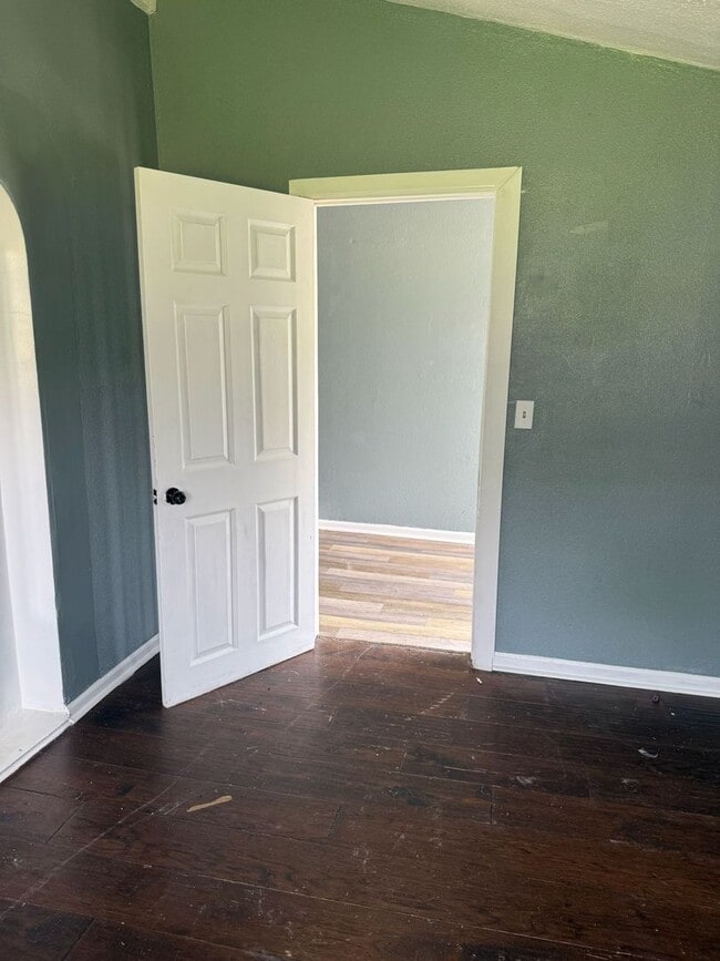 Building Photo - 3 bedrooms 1 bath
