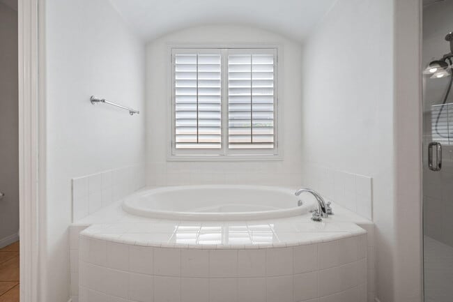 Building Photo - 124 Tesori Dr