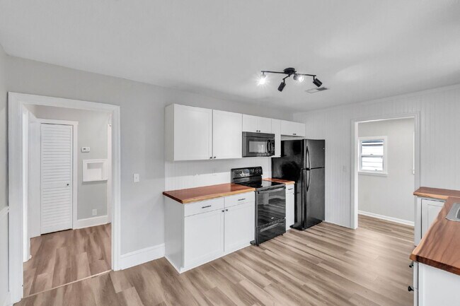 Building Photo - Stylish 2-Bedroom, 1-Bath Home with Contemporary Finishes ($1200/mo base rent***)