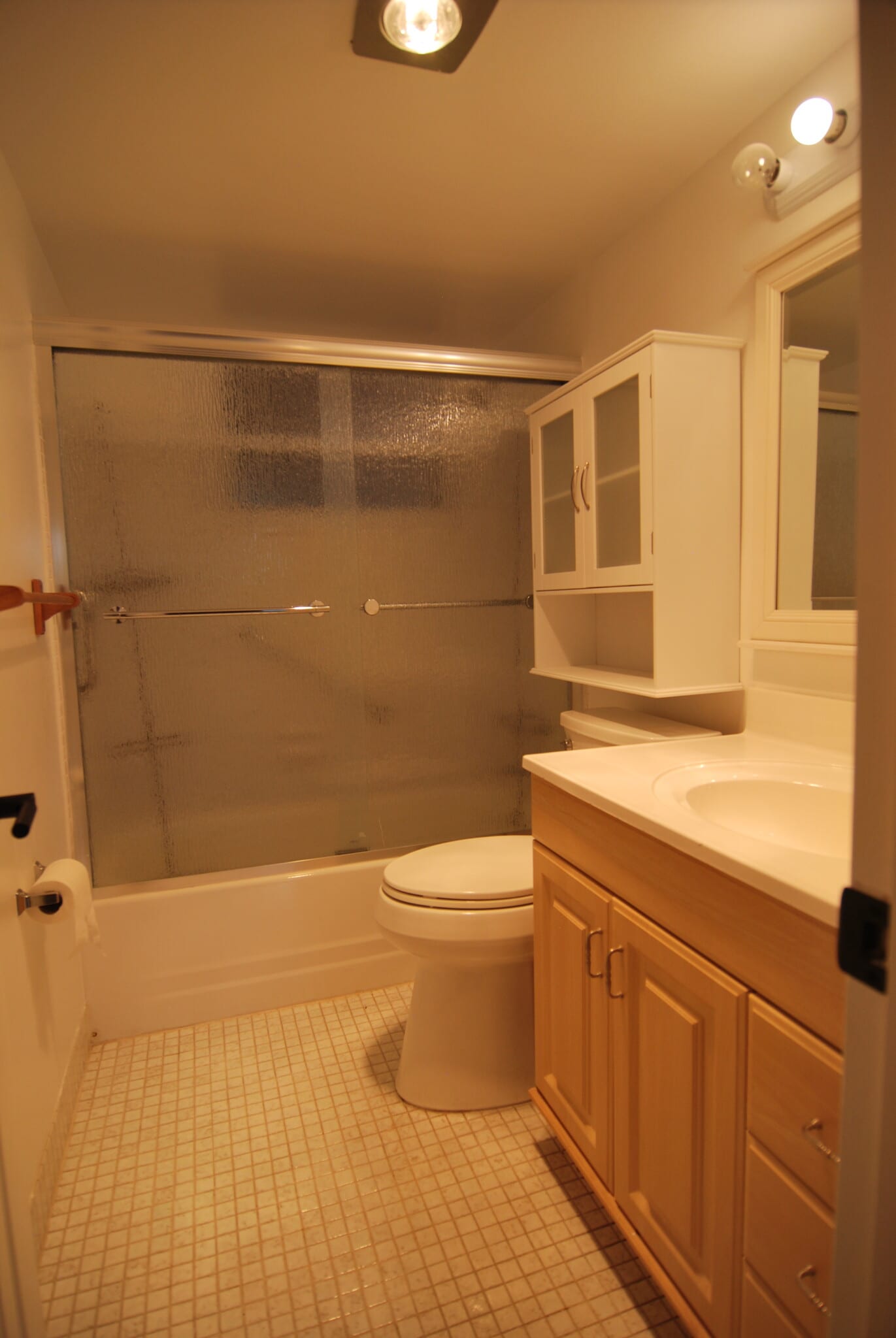 Main bathroom - 729 Lori Dr
