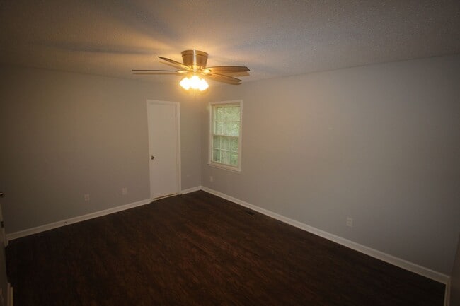 Building Photo - Move In Special!! 1/2 Off First Month's Re...