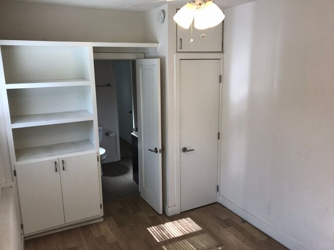 Building Photo - Charming 2-Bed, 1-Bath Apartment with Priv...