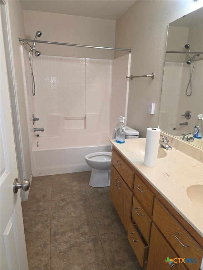 Building Photo - 604 Redbud Dr