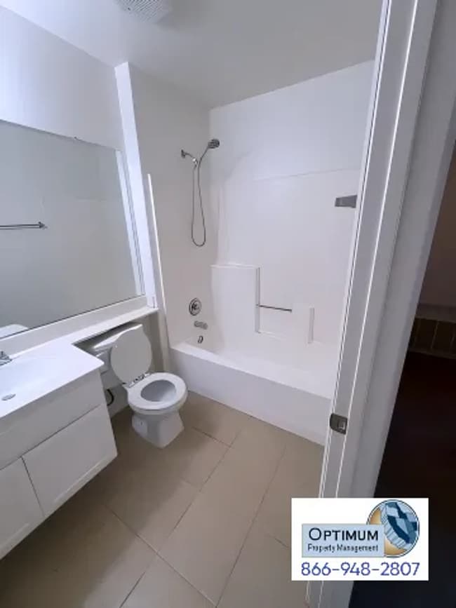 Building Photo - Beautiful 3 Bedroom, 2 Bathroom Home with Versatile Living Spaces