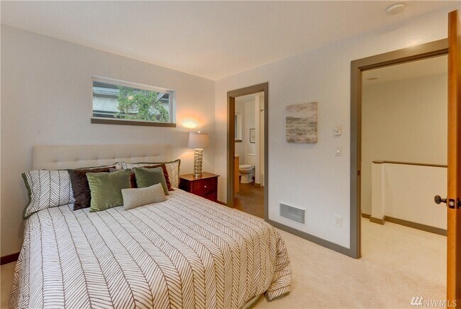 Building Photo - 4032 Pasadena Pl NE