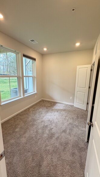 Ground floor bedroom (private) - 9626 Killenney Pl