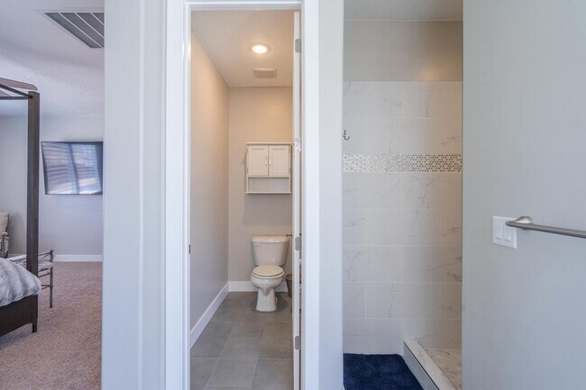 Building Photo - Stunning 5 Bed, 3 Bath Home with a 3 Car Garage