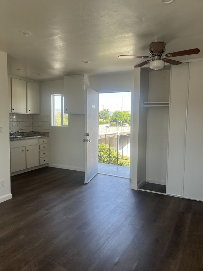 Building Photo - 20469 Vanowen St