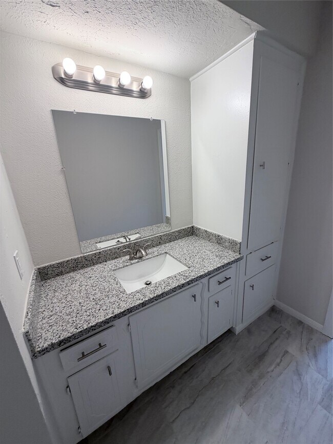 Building Photo - 2102 Lake Creek Dr