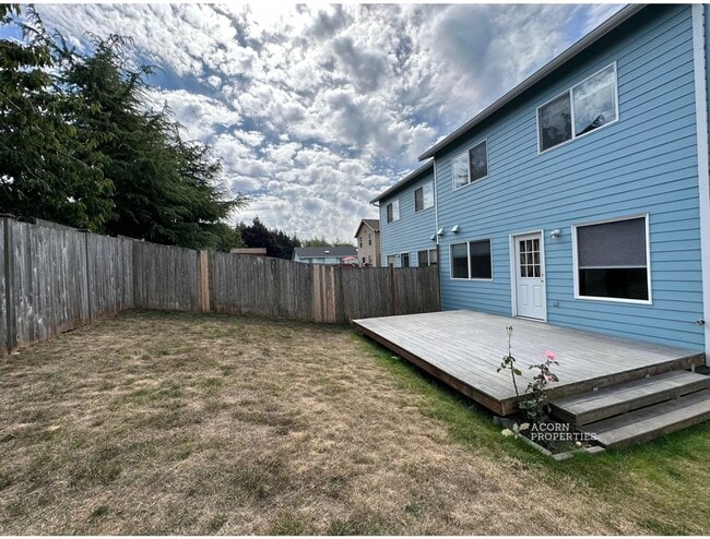 Building Photo - 944 NW Quarterdeck Loop