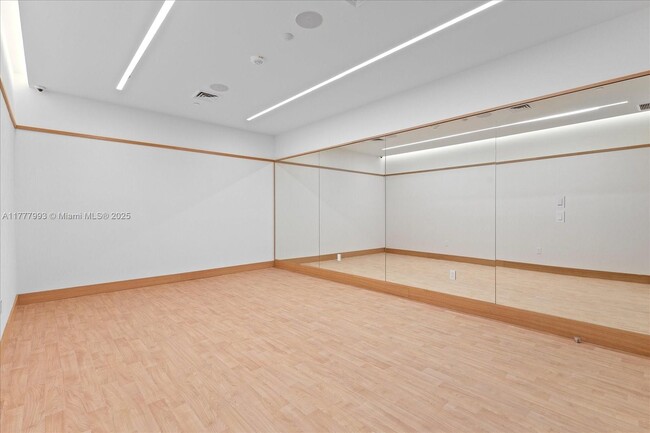 Building Photo - 2655 S Bayshore Dr