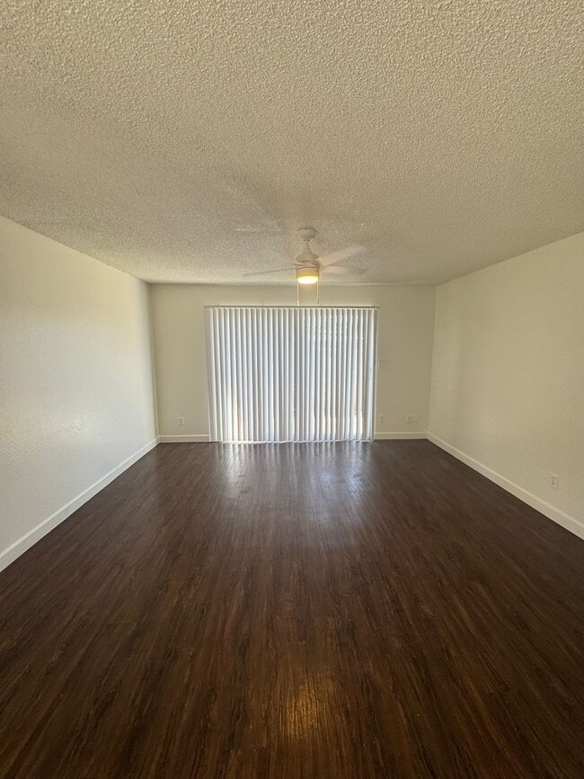 Building Photo - Downstairs Visalia apartment move in ready!