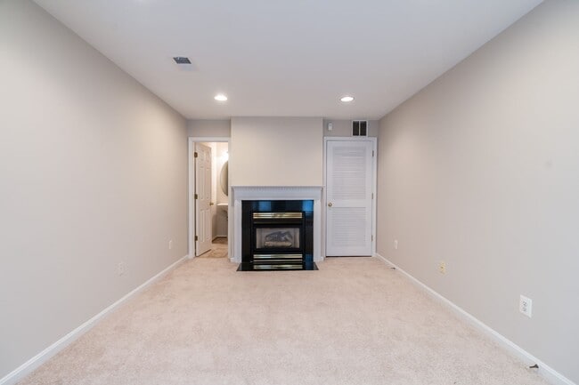 Building Photo - Immaculate 3 Bed 2 Full & 2 Half Bath End ...