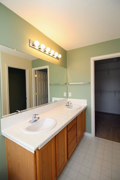 Building Photo - 15542 SE Thornbridge Dr