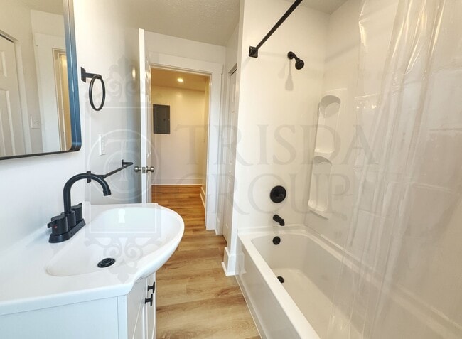 Building Photo - Avail Sept 1: 2BR Apt in Beechview, South Hills.  BEAUTIFUL design, Laminate Floors, AC, Pets OK,...