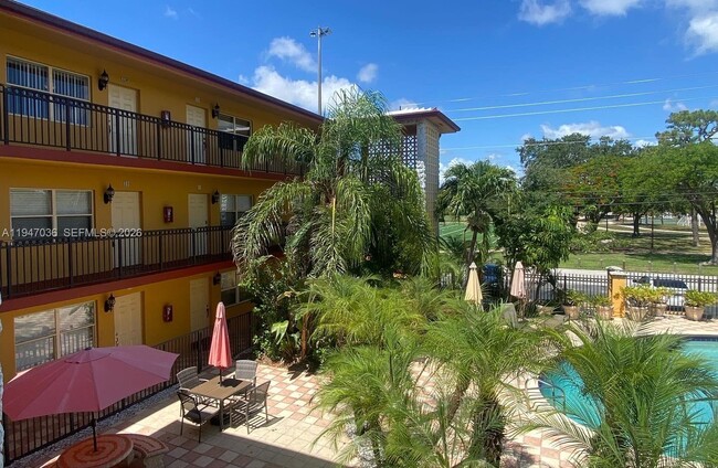 Building Photo - 744 NE 14th Ave