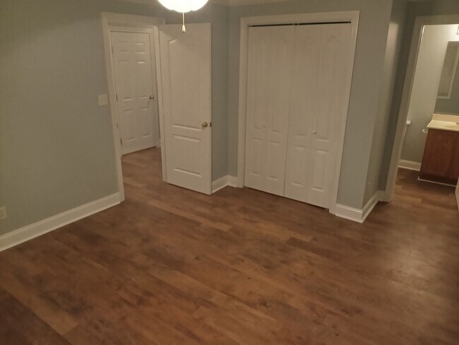 Building Photo - Knoxville 37912 - 2 bedroom, 2 bath condo with a 1-car garage - Call Lisa Vineyard and Shannon Ru...