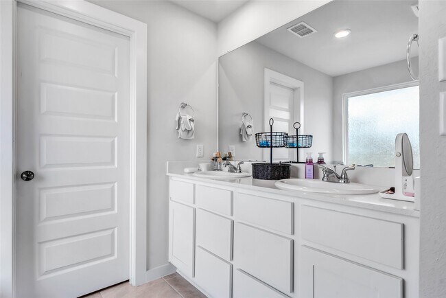 Building Photo - 7218 Clearwater Cv Dr