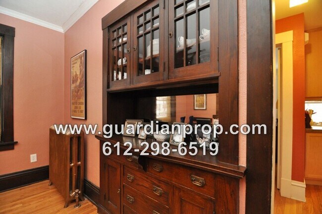 Building Photo - Merriam Park Condo Available September 1st, Main Floor Corner Unit, Hardwood Floors, Sunroom, Par...