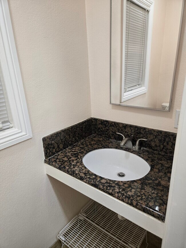 Building Photo - 1645 W Wisteria Pl