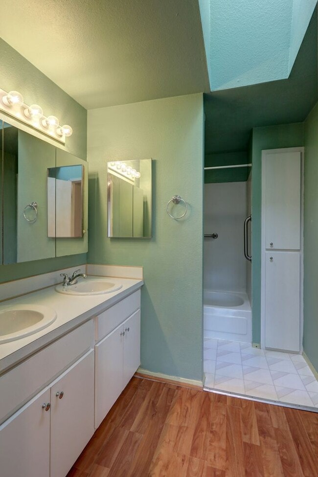 Building Photo - Very Nice 2 Bedroom Kent Valley Townhome, Great Location!