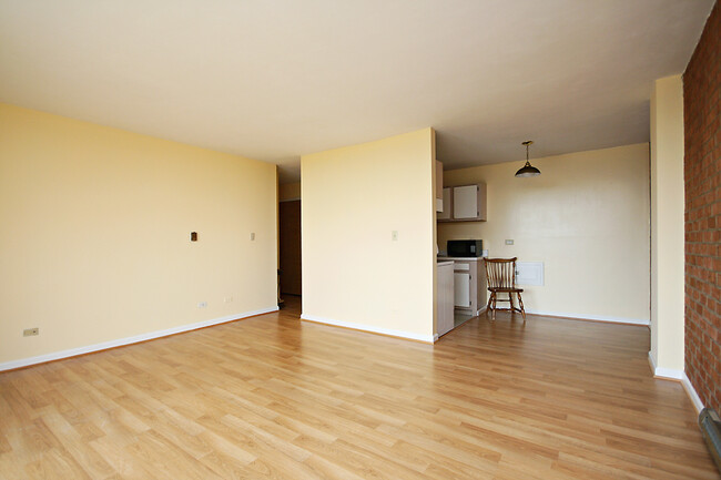 Building Photo - Student-Friendly UVA Apartment (Lease Pend...